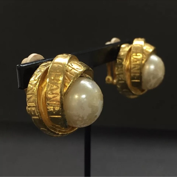 Vintage Chanel button Round coco logo mark Pearl Gold Clip on earrings - Picture 3 of 11